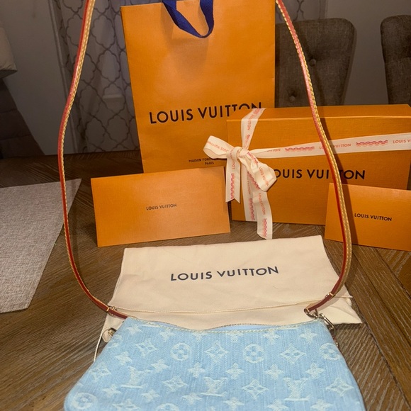 NIB Louis Vuitton Sky Blue Denim Liv Pochette - Picture 11 of 16